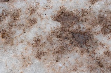 Erimiş buz yakın kadar kir sokaklarda, arka plan üzerinde kum