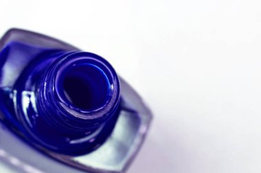 Mavi oje ile jar, beyaz zemin üzerine, üstten görünüm izole