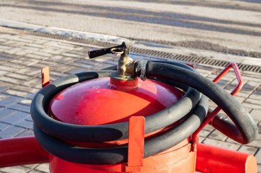 Kırmızı yangın söndürücü ve hortum kopya alanı ile yakından