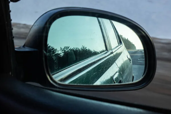 Reflektion Spegeln Bilen Vägen Och Skogen — Stockfoto