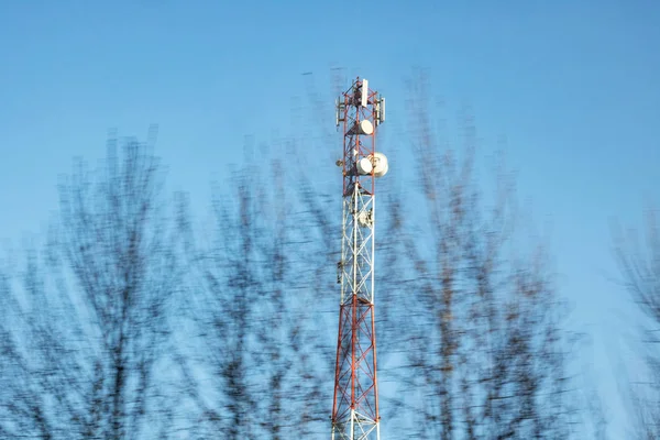 Poste Com Fios Elétricos Contra Céu Azul Árvores — Fotografia de Stock