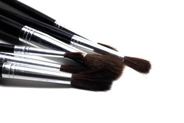 Siyah boya fırçaları yakın çekim, beyaz bir arka plan üzerinde izole