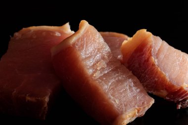 Siyah bir arka plan kopya alanı sulu kırmızı et dilimleri