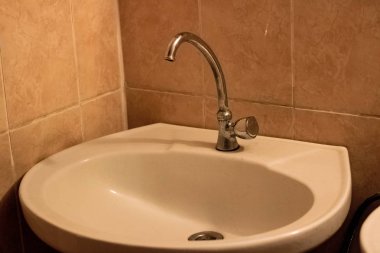 Fayans zemin üzerine bir musluk ile lavabo