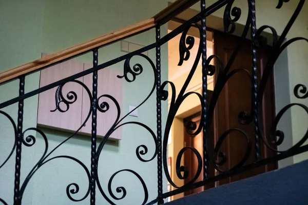 Geschmiedetes Treppengeländer und Tür schließen — Stockfoto