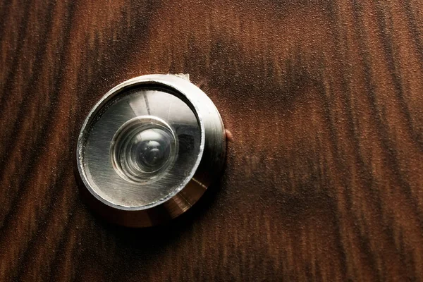 木製の質感を持つドアにのぞき穴 — ストック写真