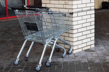 Bir tuğla duvar sokak, alışveriş sepeti