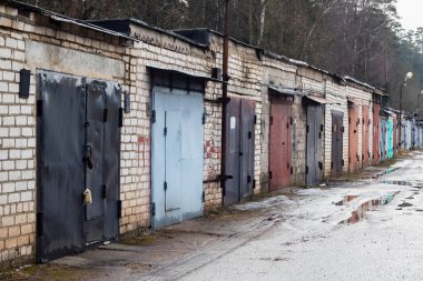 Çok renkli kapı garaj, yolda kar üzerinden