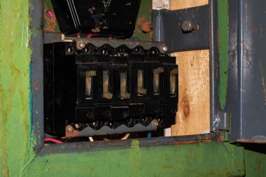 Siyah bir aygıtta eski anahtarları yakın çekim