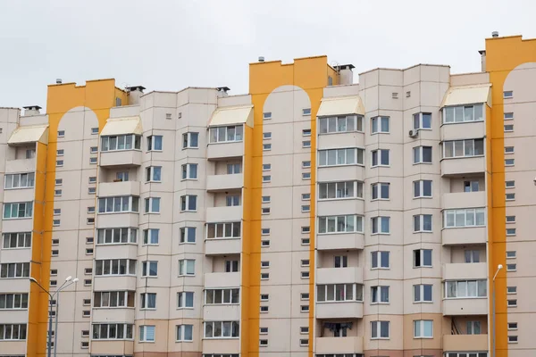 Apartamento alto edifício close-up, fundo ou textura — Fotografia de Stock