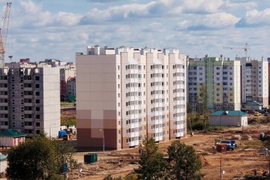 Ağaçlar ve uzun evler üst görünümü