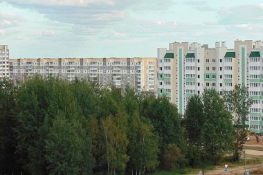 Ağaçlar ve uzun evler üst görünümü