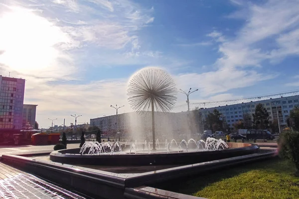 La fontaine en forme de boule contre le ciel bleu — Photo