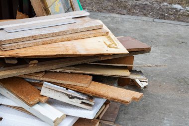 Çöp kutusu, eski panoları yakın