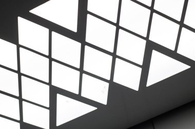 Asansörün tavanında üçgen ampuller