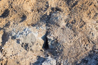 Güneş ışığında sarı kum ve taşlar, metin veya doku için arkaplan