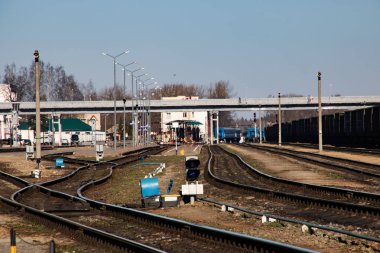 İstasyon ve mavi gökyüzü, demiryolu istasyonu yakınında birçok demiryolu rayları