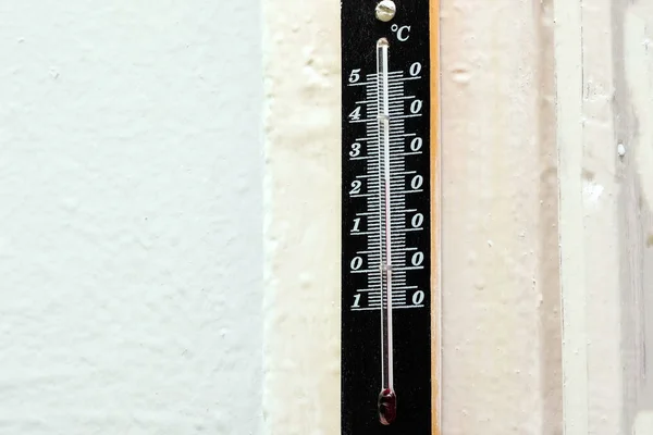 Czarny Termometr Pokojowy Wiszący Ścianie Kopią Przestrzeni — Zdjęcie stockowe