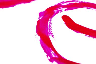 Beyaz bir levha üzerinde kırmızı boya soyut vuruş, izole