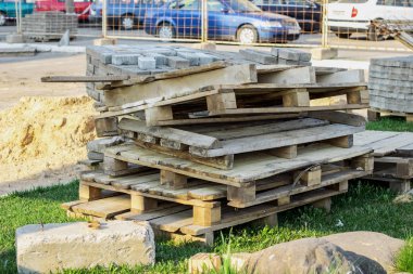 Ahşap paletler bir inşaat sahasına yığılmış.
