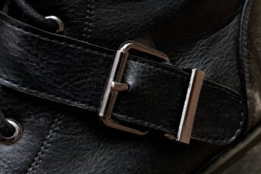 Kopyalama alanı ile yakın siyah bir ayakkabı üzerinde Toka