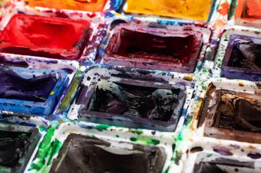 Yakın çekim boyalı eski palet, metin veya doku için arka plan