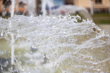 Çeşmedeki su damlaları yakın