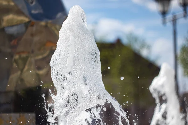 Gouttes d'eau dans la fontaine gros plan — Photo