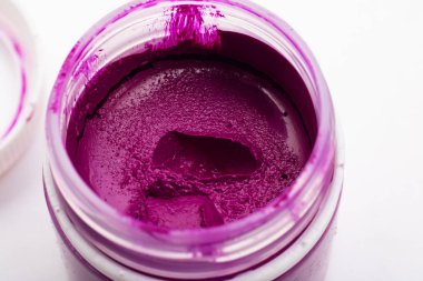 Beyaz bir arka plan üzerinde eski pembe boya olabilir yakın