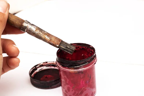 旧罐与红色油漆和刷子上的白色背景特写 — 图库照片