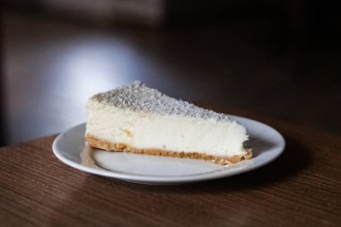 Tabağa beyaz cheesecake yakın plan, boşluğu kopyala