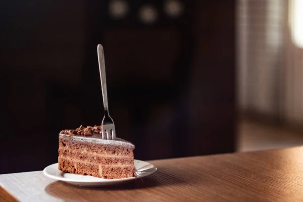 巧克力蛋糕在盘子和叉子特写 复制空间 — 图库照片
