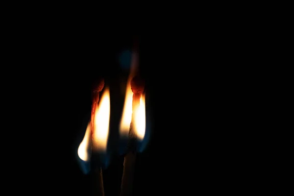 Dos Fósforos Ardientes Oscuridad Cerca Espacio Copia — Foto de Stock