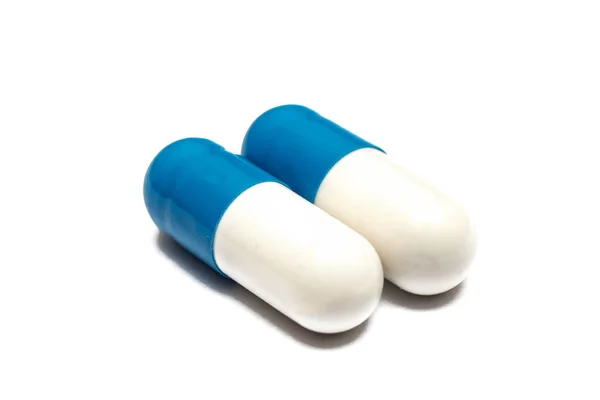Δύο Λευκά Μπλε Χάπια Φάρμακο Κοντά Απομονώνονται Λευκό Φόντο — Φωτογραφία Αρχείου