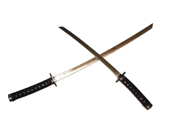 Två Korsade Samuraj Svärd Närbild Isolera Vit Bakgrund — Stockfoto