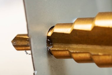 Sac levha ile çok aşamalı matkap yakın çekim, makro fotoğraf