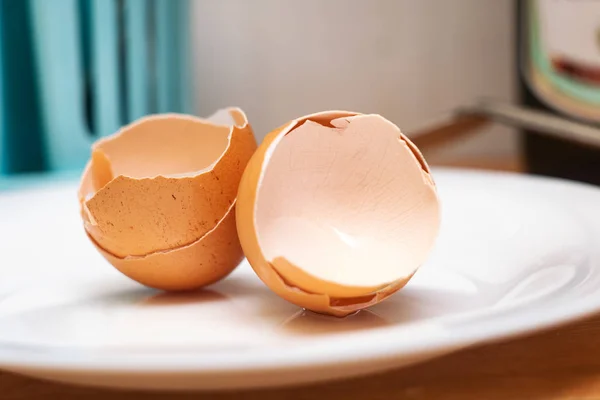 Раковина Разбитого Яйца Тарелке Крупным Планом — стоковое фото