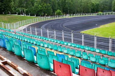 Yaz aylarında stadyumda koltuklar ve koşu pisti