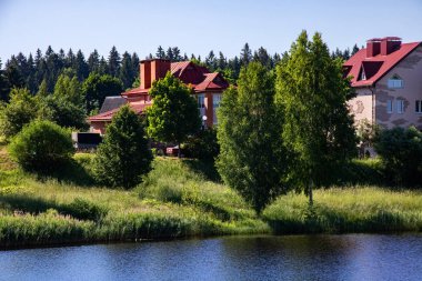 Ağaçlar, bitki örtüsü ve kıyıdaki evler