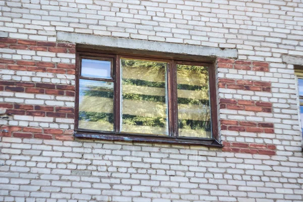 Fenster Eines Alten Verlassenen Gebäudes Der Nähe Einer Ziegelmauer — Stockfoto