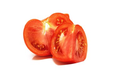 Kırmızı domates iki dilim yakın, beyaz arka plan üzerinde izole