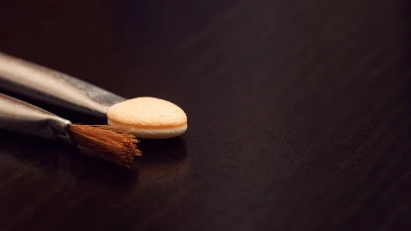 Conjunto Pinceles Para Aplicar Maquillaje Cerca Sobre Fondo Oscuro Espacio — Foto de Stock