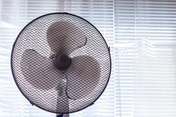 Білий вентилятор на фоні вікна крупним планом — стокове фото