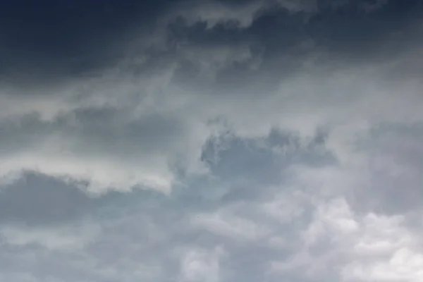 Nuvole nere nel cielo blu, sfondo — Foto Stock