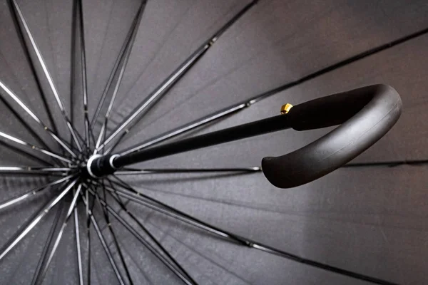 Grande guarda-chuva preto vista inferior de perto — Fotografia de Stock