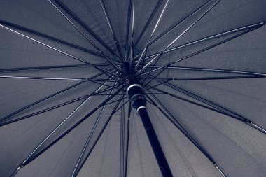 Büyük siyah şemsiye alt görünümü yakın