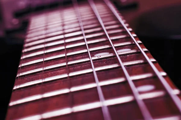 Snaren op een rode gitaar close-up — Stockfoto