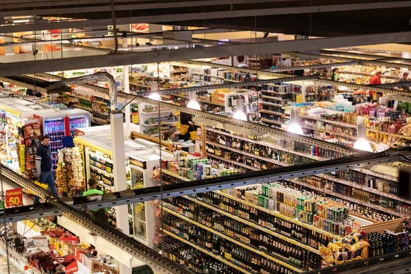 Wit-Rusland, Novopolotsk-10 juli 2019: hal van de supermarkt Top View — Stockfoto