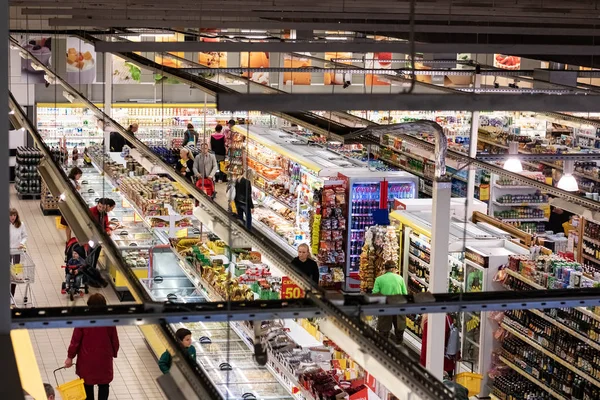 Białoruś, Novopolotsk-10 lipca 2019: sala supermarketu widok z góry — Zdjęcie stockowe