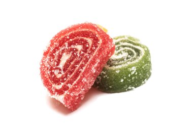 Çok renkli şekerlenmiş meyve jölesi, beyaz arka plan üzerinde izole